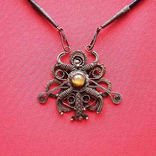 Амуле с тигровым глазом